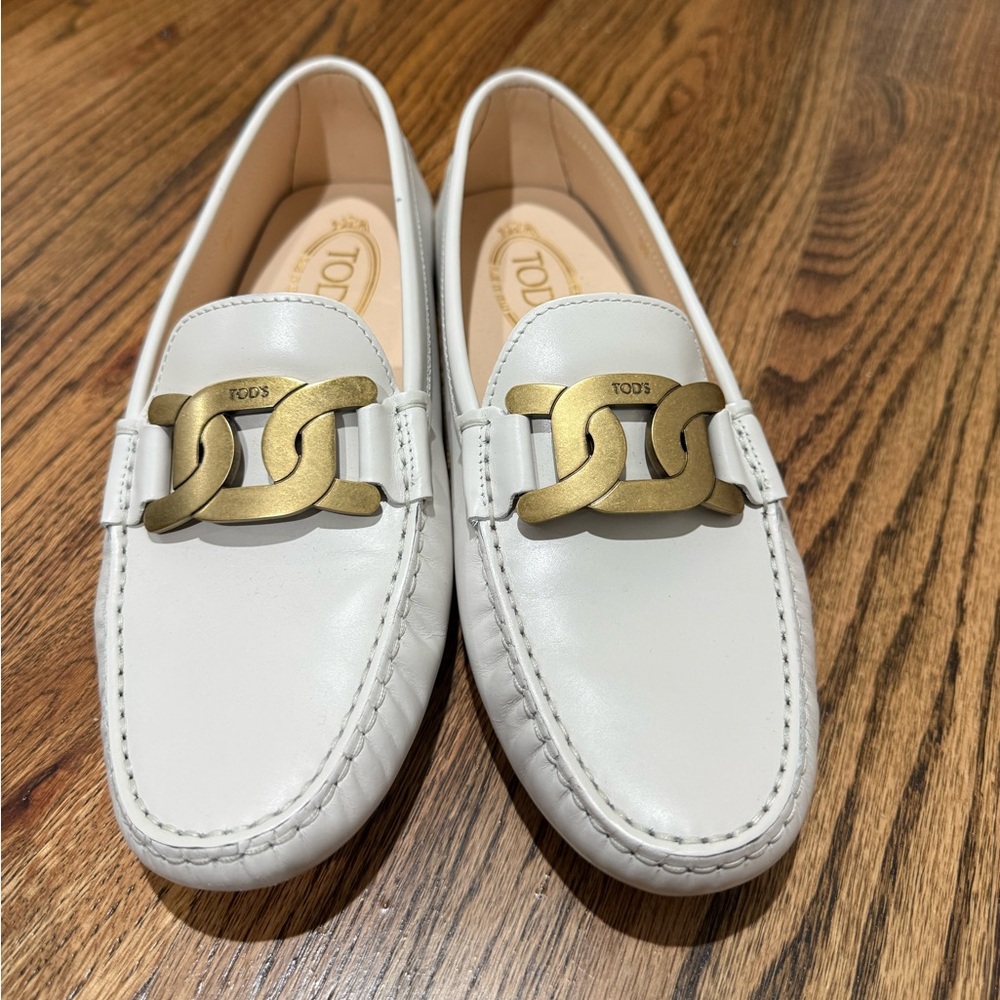Tod's White Leather Loafers with Gold Chain Detail